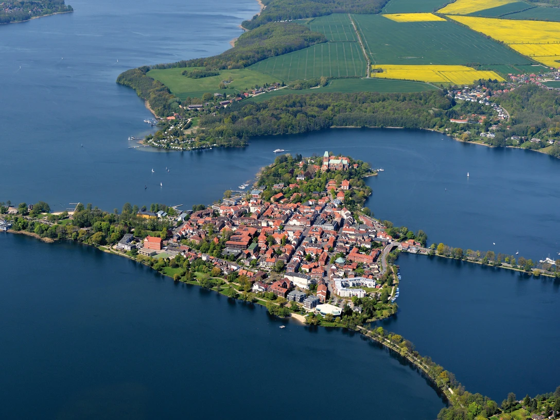 3128_RZ_Luftbild_Burkhard_Kuhn_1980x1080.jpg Luftbild der Inselstadt Ratzeburg