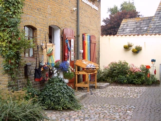 handwerkerhuus-maasholm-innenhof.jpg
