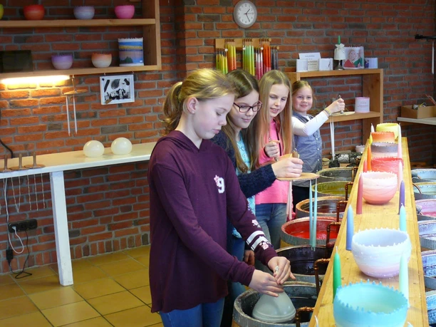 kerzenhuus-steinfeld-kinder-beim-kerzenziehen.JPG