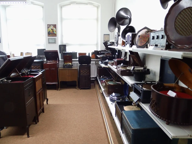 phonomuseum-alte-schule-plattenspieler-und-gramophone.jpg