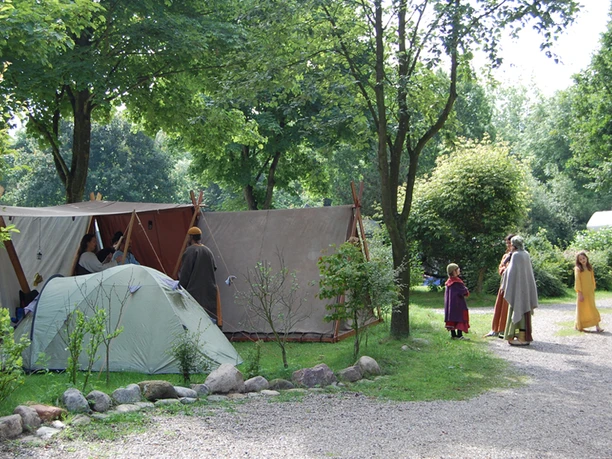 wikingercampingplatz-haithabu-zeltplatz.jpg