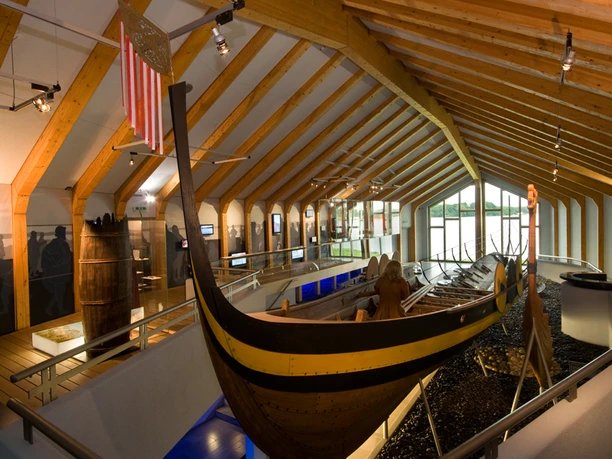 wikingermuseum-haithabu-bootshalle.jpg