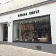 Modegeschäft von Regina Knauf mit großer Schaufensterfront in einer Fußgängerzone.