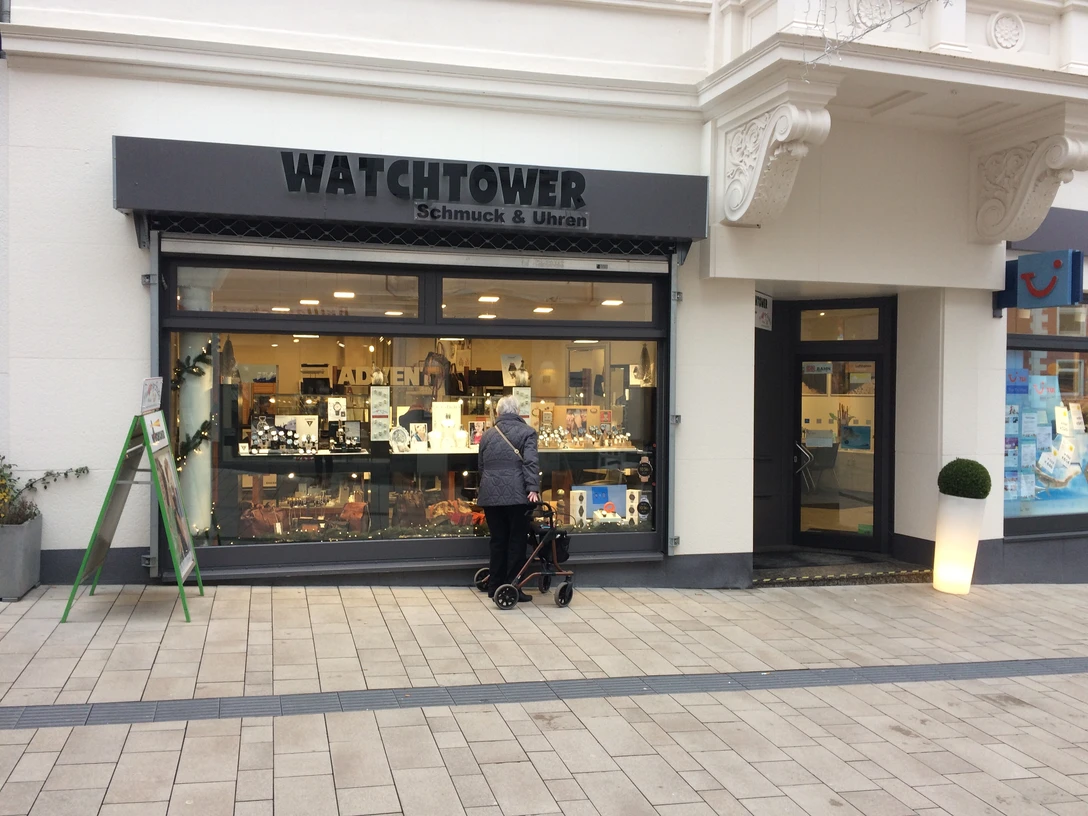 Minden - Watchtower.jpg Das Bild zeigt den Eingangsbereich des Geschäftes.