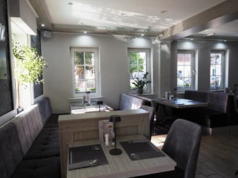 Restaurant Achillion Fensterplätze.JPG