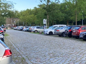 Parkplatz_Schlosswiese2_22082023_PetraRoemer.jpg