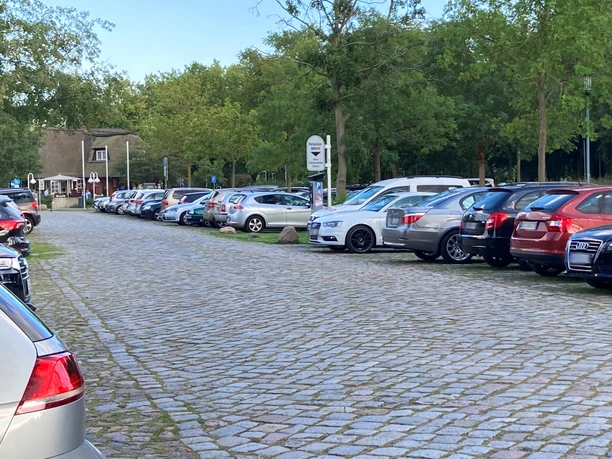 Parkplatz_Schlosswiese2_22082023_PetraRoemer.jpg