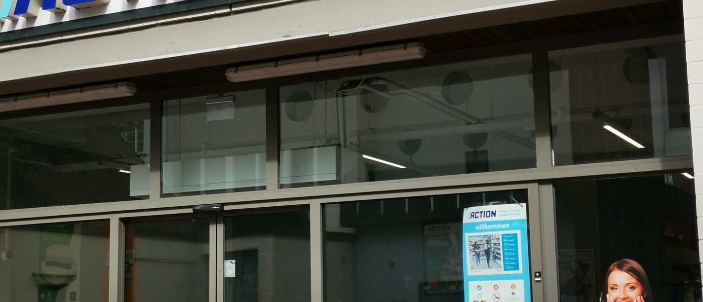 Das Bild zeigt den Eingangsbereich des Geschäfts Action in Minden
