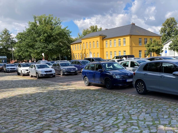 Parkplatz_Rathaus3_22082023_PetraRoemer.jpg