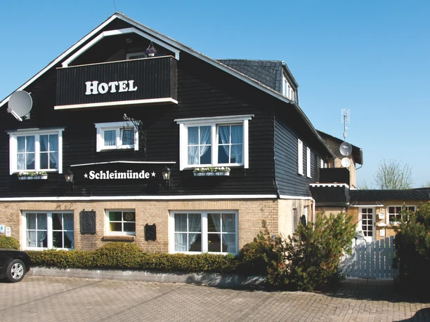 hotel-und-restaurant-schleimuende-aussenansicht.jpg