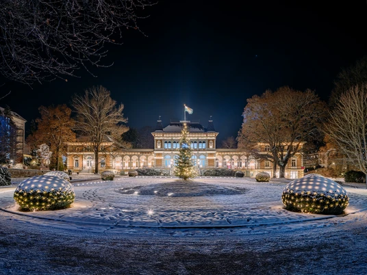 Königliches Kurhaus_Lichterwelt15©dannyotto.com.jpg Königliches Kurhaus im Winter mit beleuchtetem Weihnachtsbaum und schneebedecktem Garten.Royal spa house in winter with illuminated Christmas tree and snow-covered garden.Královský lázeňský hotel v zimě s osvětleným vánočním stromem a zasněženou zahradou.Królewskie centrum spa zimą z oświetloną choinką i zaśnieżonym ogrodem.Koninklijk kuurcentrum in de winter met verlichte kerstboom en besneeuwde tuin.Centro termale reale in inverno con albero di Natale illuminato e giardino innevato.