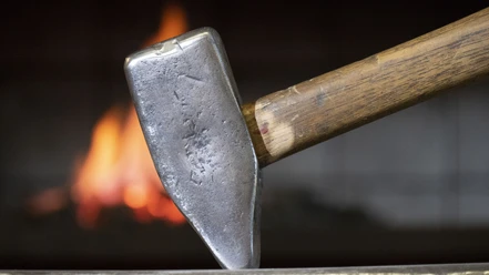 metallschmiede-petzel-hammer.jpg