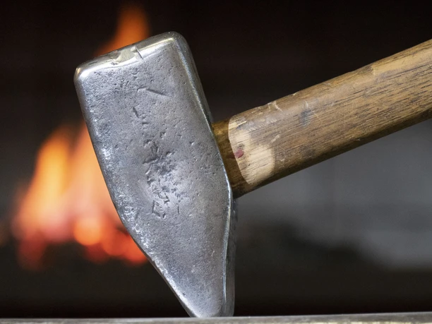 metallschmiede-petzel-hammer.jpg