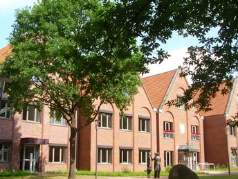 Das Tarmstedter Rathaus mit Vorder- und Nebeneingang Das Tarmstedter Rathaus mit Vorder- und Nebeneingang