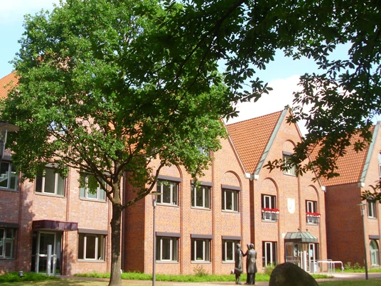 Das Tarmstedter Rathaus mit Vorder- und Nebeneingang Das Tarmstedter Rathaus mit Vorder- und Nebeneingang