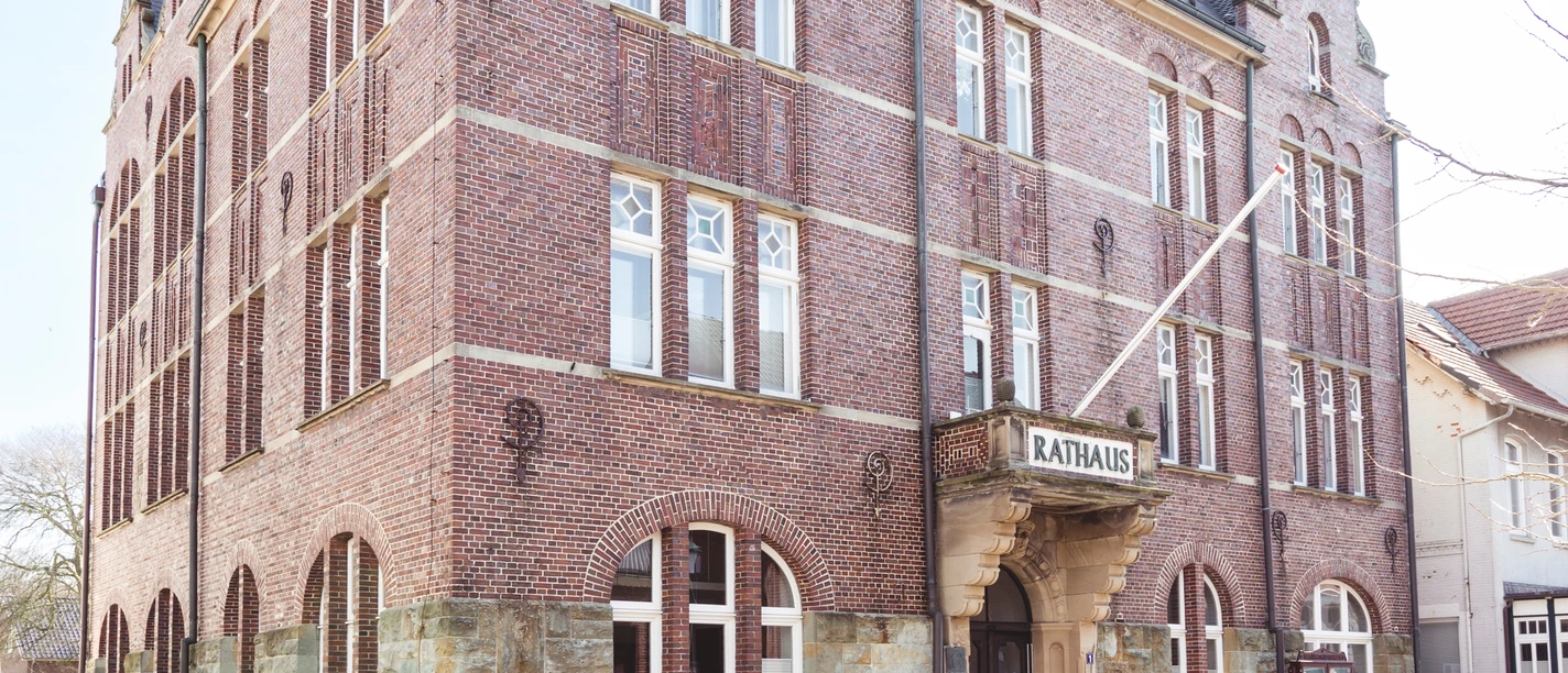Backsteinrathaus auf Borkum mit großen Fenstern und markantem Eingangsbereich.Brick town hall on Borkum with large windows and a prominent entrance.