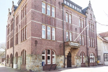 Borkum_ Rathaus_by Nicklas Witt_04 (1).jpg Backsteinrathaus auf Borkum mit großen Fenstern und markantem Eingangsbereich.