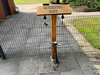 Kostenlose Servicestation mit Luftpumpe und Werkzeugen für Fahrräder, aufgestellt in Hauskämpen.