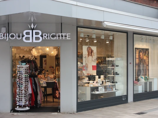 Das Bild zeigt den Eingangsbereich des Geschäfts Bijou Brigitte.