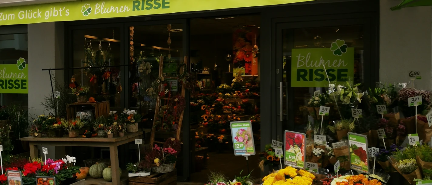 Das Bild zeigt den Eingangsbereich des Geschäfts Blumen Risse