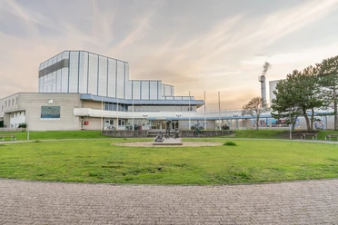 KI.jpg Die weiße große Kulturinsel. Der Himmel ist pastel blau und rosa vom Sonnenuntergang.
