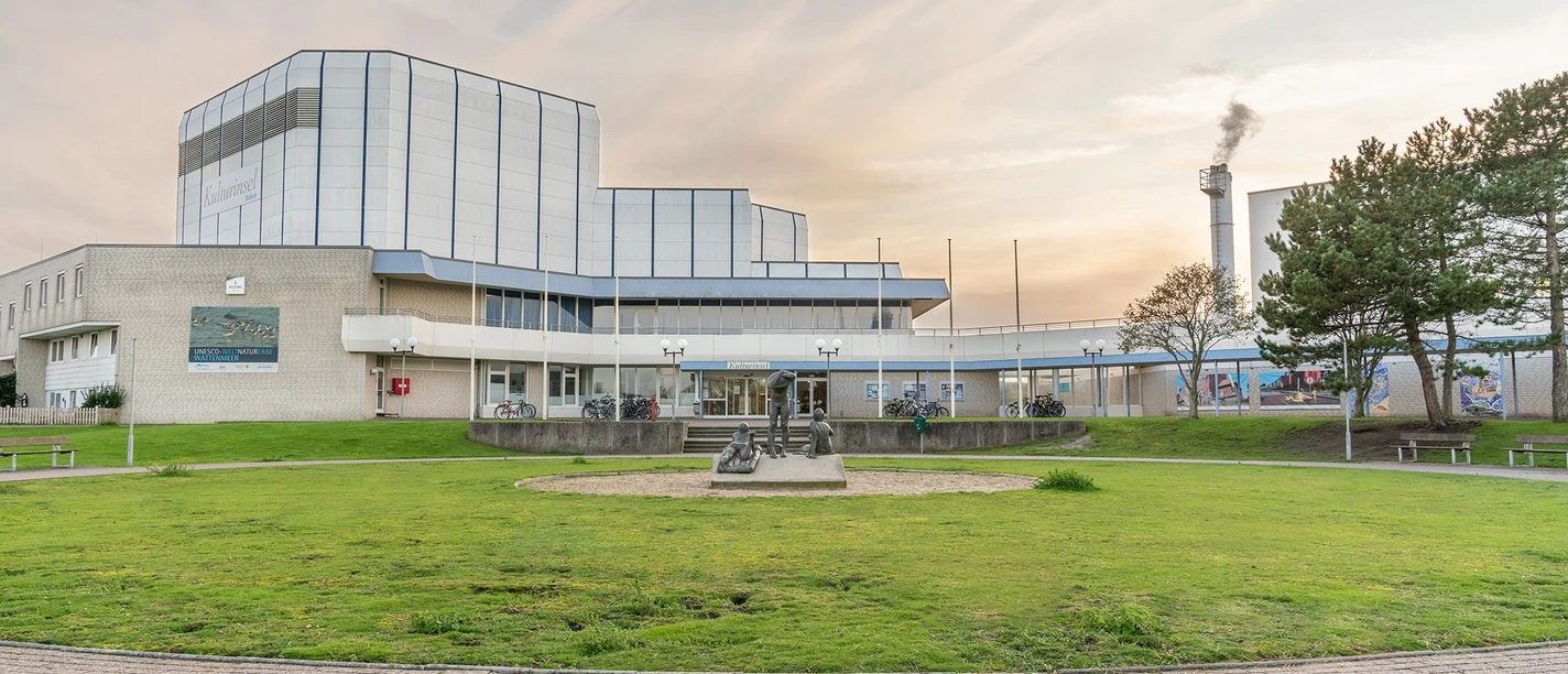 KI.jpg Die weiße große Kulturinsel. Der Himmel ist pastel blau und rosa vom Sonnenuntergang.