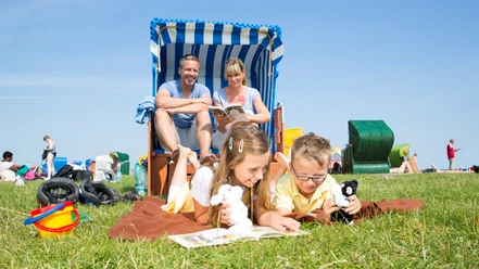 Familie_Gruenstrand_Strandkorb_Nordsee_Butjadingen.jpg