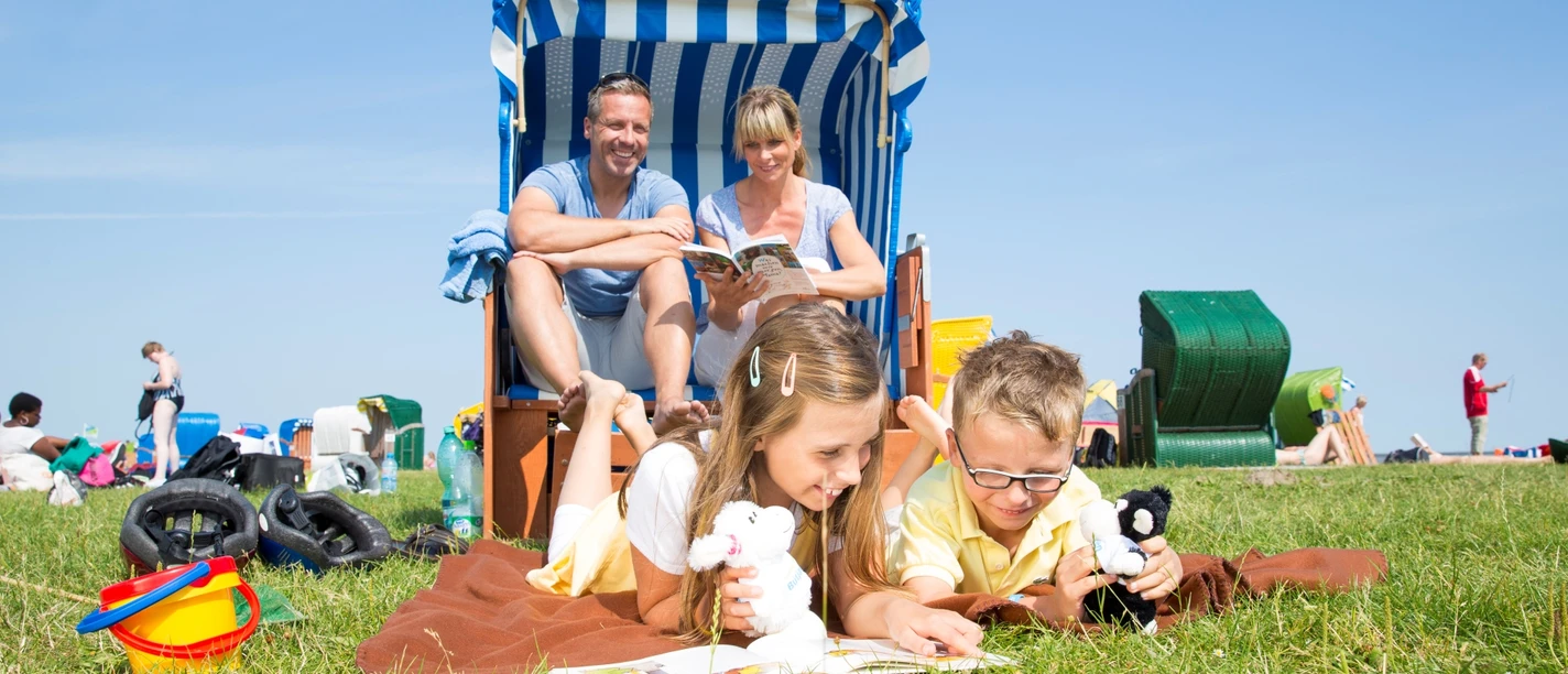 Familie_Gruenstrand_Strandkorb_Nordsee_Butjadingen.jpg