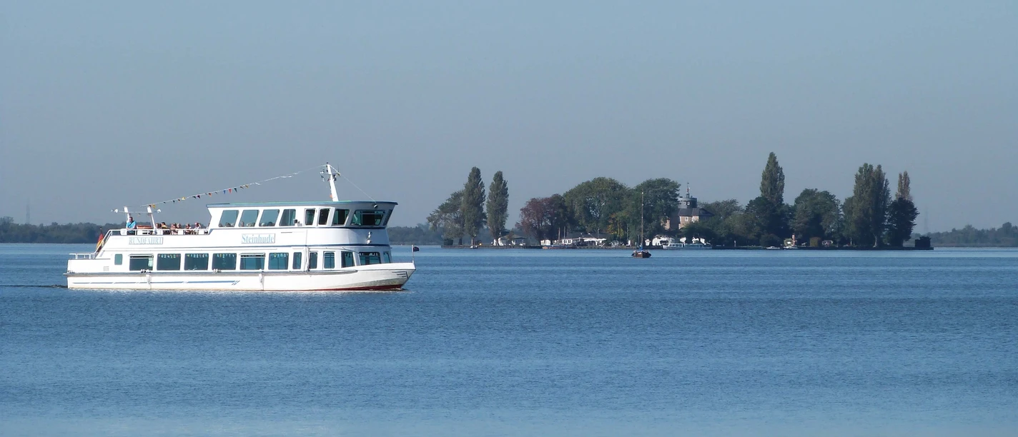 FGS Steinhude vor der Insel Wilhelmstein The passenger ship FGS Steinhude glides on a calm lake, with the island of Wilhelmstein in the background.