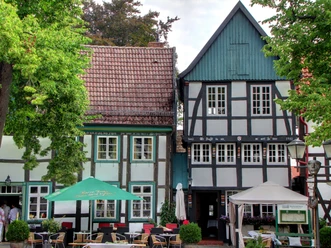 Kleines Haus Het vakwerkgebouw met terras in Bad Essen waar café en bistro das Kleine Haus gevestigd is