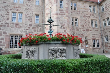 frau-holle-brunnen_im_schlosshof_eschweg