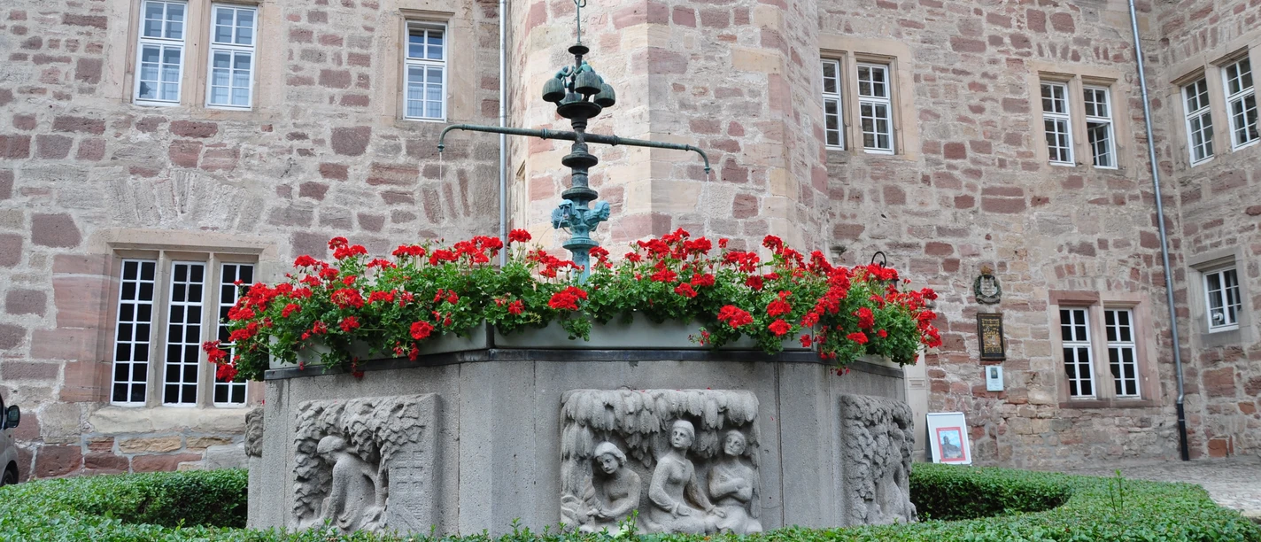 frau-holle-brunnen_im_schlosshof_eschweg