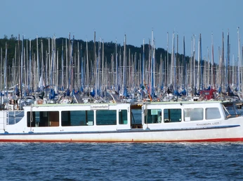 Schaumburg-Lippe Das Bild zeigt das Ausflugsschiff "Schaumburg-Lippe" auf einem See mit vielen Segelbooten im Hintergrund.The picture shows the excursion ship "Schaumburg-Lippe" on a lake with many sailing boats in the background.Billedet viser udflugtsbåden "Schaumburg-Lippe" på en sø med mange sejlbåde i baggrunden.De foto toont de excursieboot "Schaumburg-Lippe" op een meer met veel zeilboten op de achtergrond.
