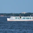 Schaumburg-Lippe auf dem Steinhuder Meer Ein weißes Passagierschiff fährt auf dem ruhigen Steinhuder Meer entlang, im Hintergrund Segelboote.A white passenger ship sails along the calm Steinhuder Meer with sailing boats in the background.Et hvidt passagerskib sejler langs det rolige Steinhuder Meer med sejlbåde i baggrunden.Een wit passagiersschip vaart over het rustige Steinhuder Meer met zeilboten op de achtergrond.