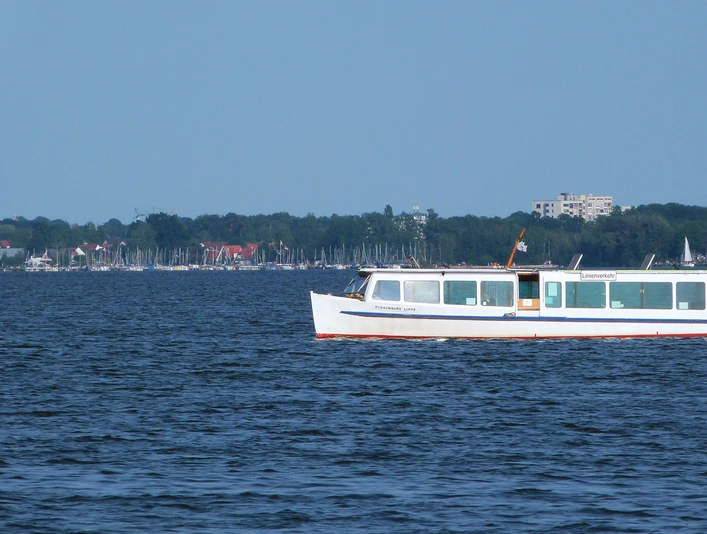 Schaumburg-Lippe auf dem Steinhuder Meer Ein weißes Passagierschiff fährt auf dem ruhigen Steinhuder Meer entlang, im Hintergrund Segelboote.A white passenger ship sails along the calm Steinhuder Meer with sailing boats in the background.Et hvidt passagerskib sejler langs det rolige Steinhuder Meer med sejlbåde i baggrunden.Een wit passagiersschip vaart over het rustige Steinhuder Meer met zeilboten op de achtergrond.