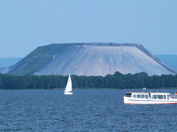 Schaumburg-Lippe in front of the "Kalimandscharo"