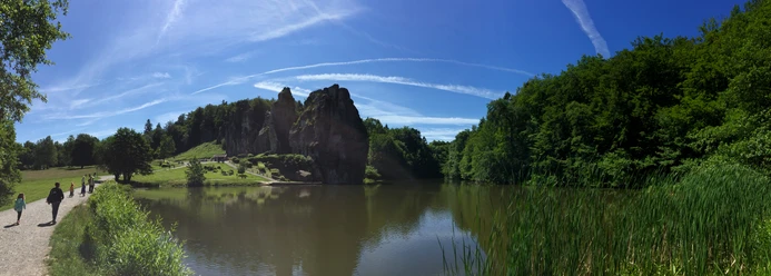 externsteine-panorama-besucher-sommer