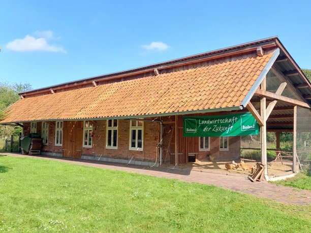 Der Bioland Hof Wilkens verfügt über einen großzügigen Hühnerstall Der Bioland Hof Wilkens verfügt über einen großzügigen Hühnerstall