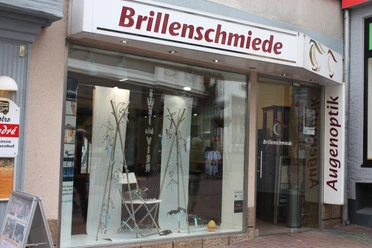 Das Bild zeigt den Eingangsbereich des Geschäfts Brillenschmiede