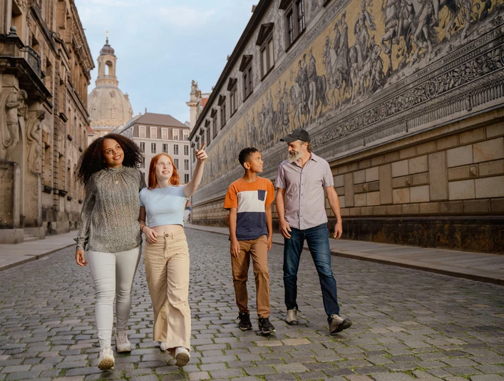 Familienausflug zum Fürstenzug in Dresden.jpg Fürstenzug Dresden