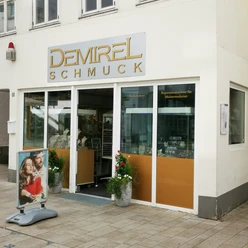 Das Bild zeigt den Eingangsbereich des Geschäfts Demirel