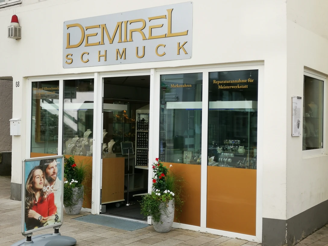 Das Bild zeigt den Eingangsbereich des Geschäfts Demirel