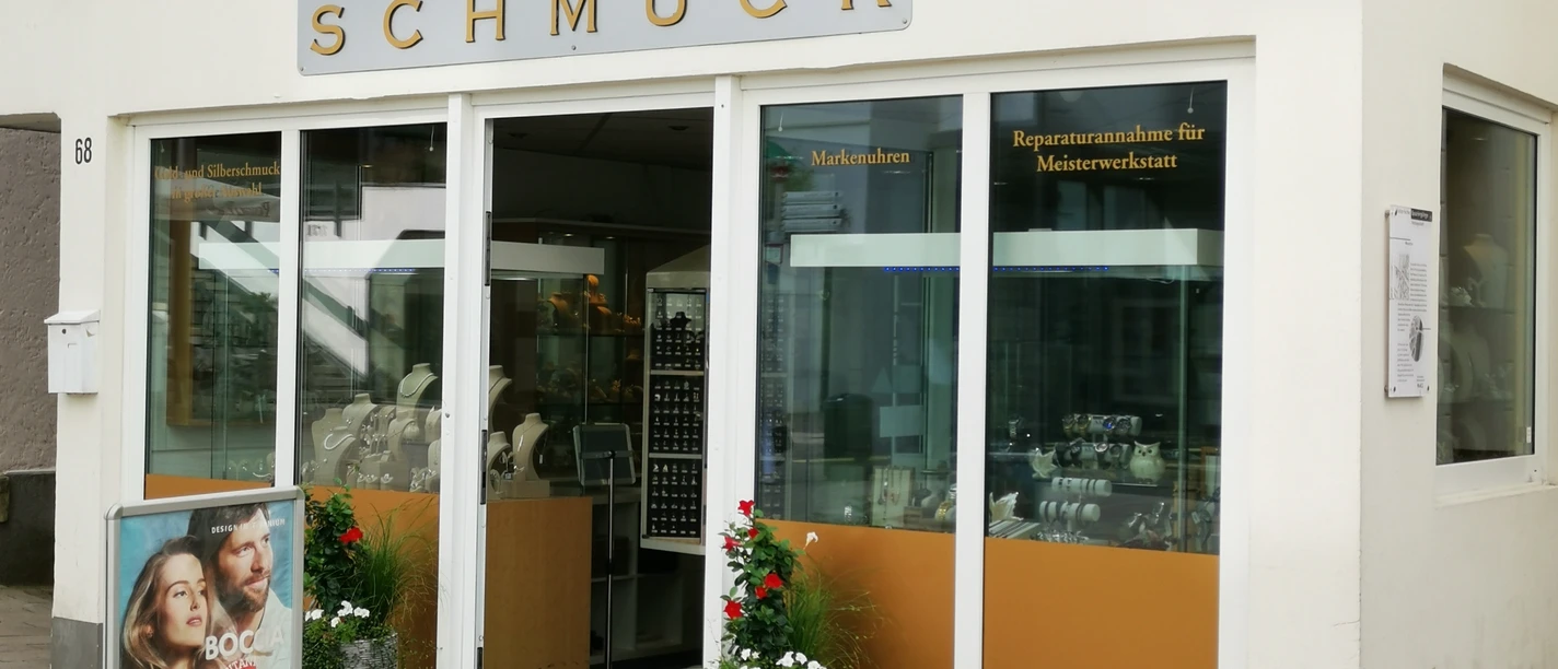 Das Bild zeigt den Eingangsbereich des Geschäfts Demirel