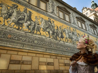 Fürstenzug mit barocker Dame.jpg Fürstenzug Dresden