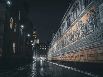 Der Fürstenzug Dresden bei Nacht.jpg Fürstenzug Dresden