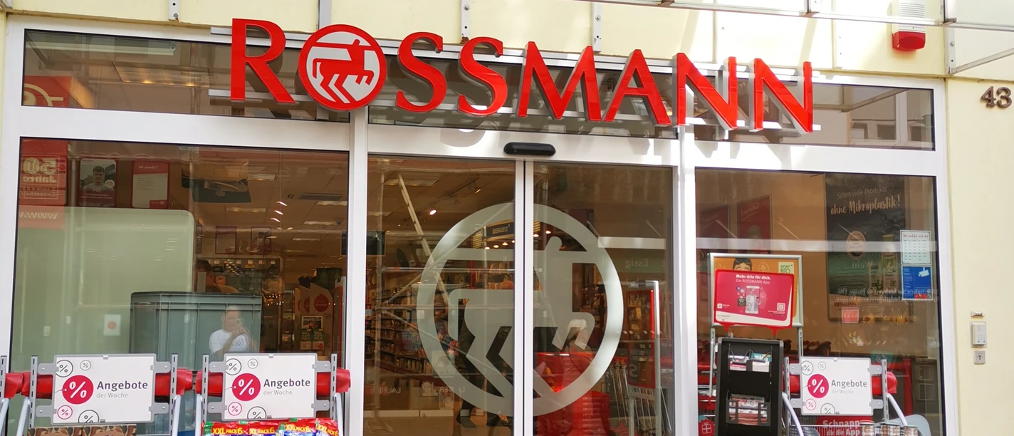 Das Bild zeigt den Eingangsbereich des Geschäfts Rossmann