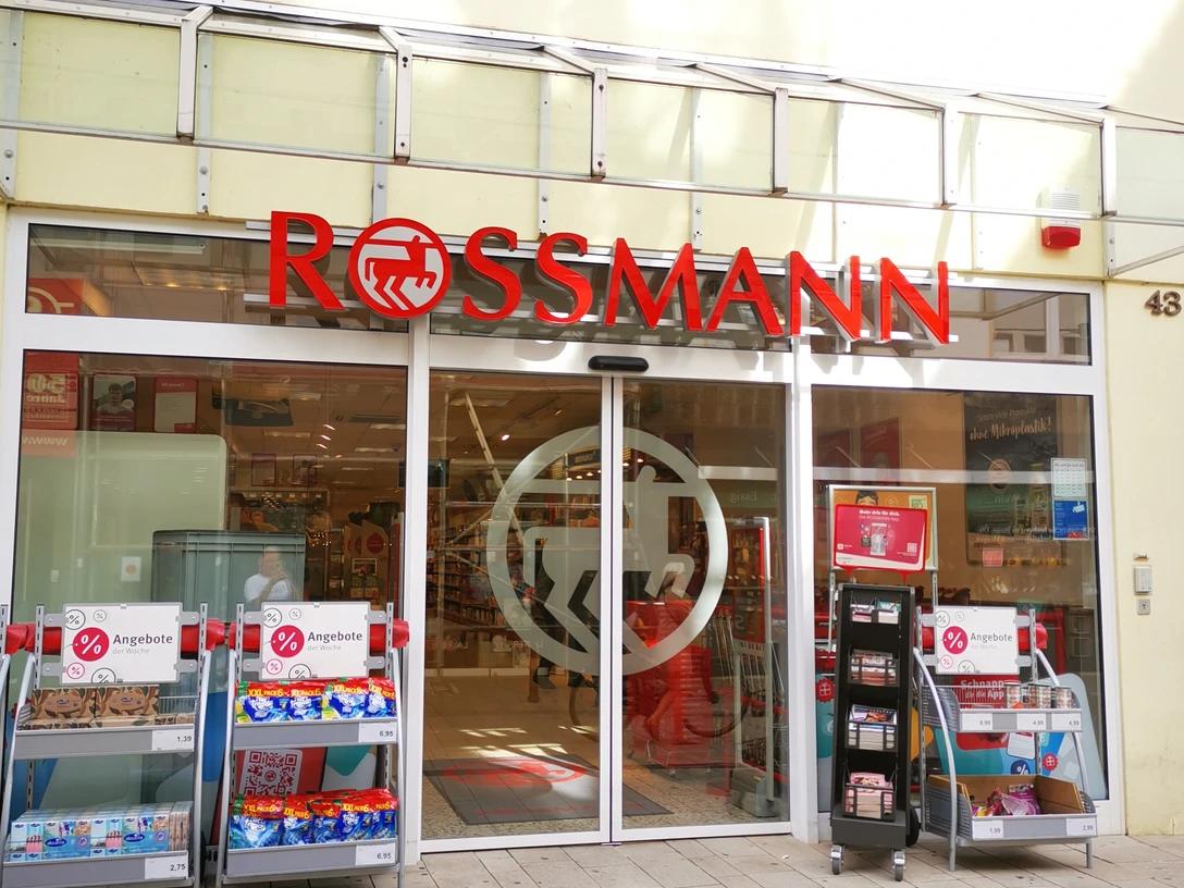 Rossmann.jpg Das Bild zeigt den Eingangsbereich des Geschäfts Rossmann