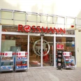 Rossmann.jpg Das Bild zeigt den Eingangsbereich des Geschäfts Rossmann