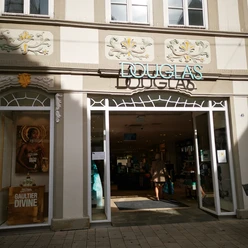 Das Bild zeigt den Eingangsbereich des Geschäfts Douglas