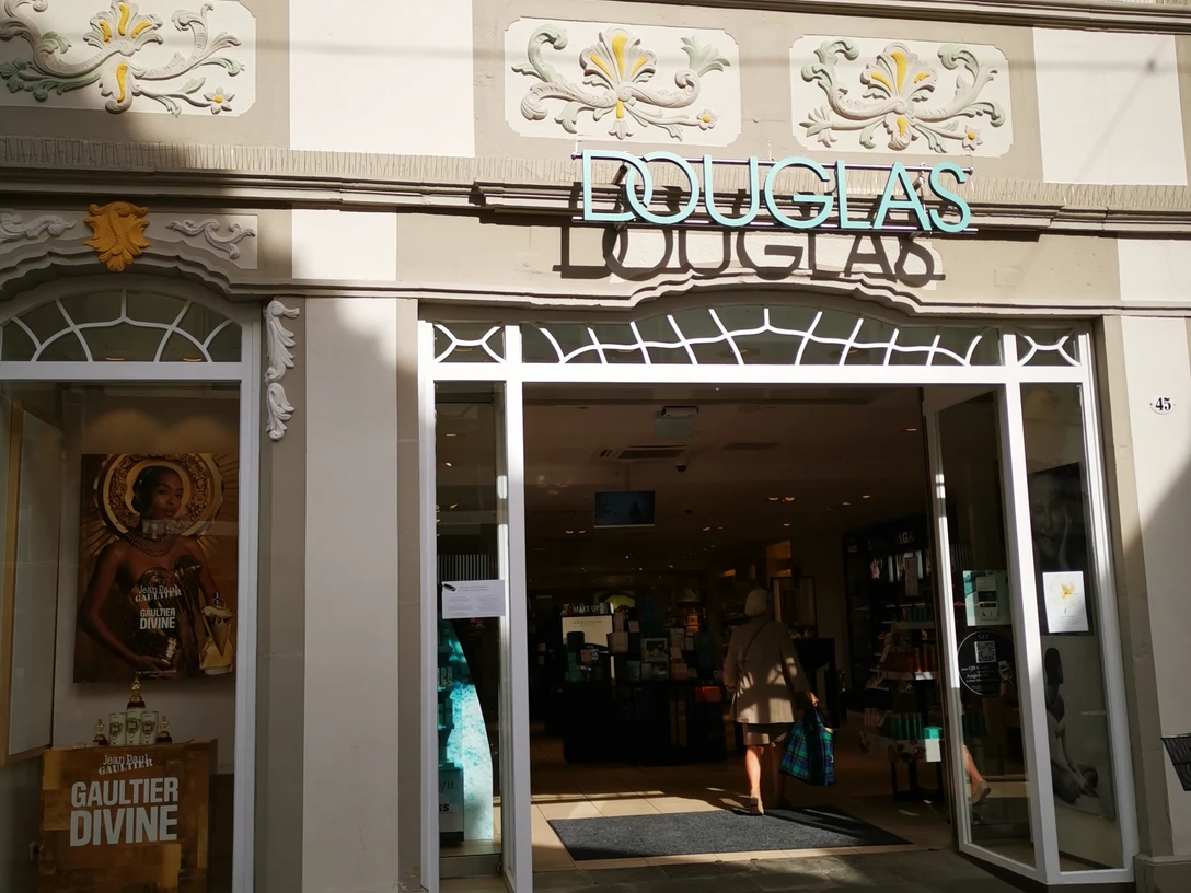 Douglas.jpg Das Bild zeigt den Eingangsbereich des Geschäfts Douglas